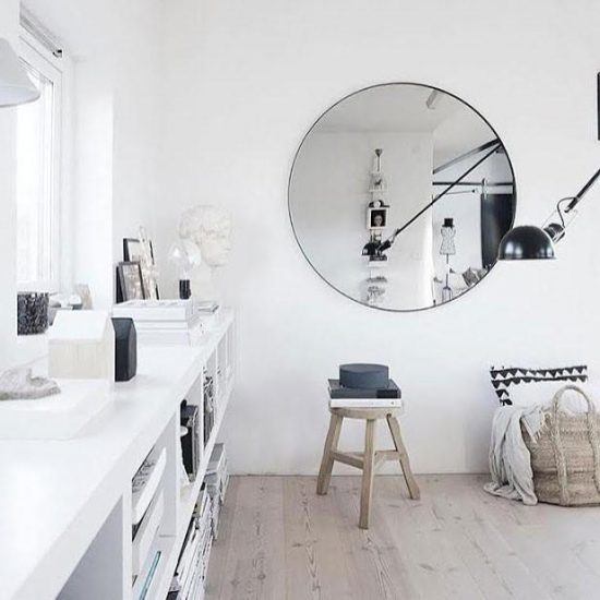 Miroir rond en verre fumé et métal noir (D 110 cm), AYTM, 295€