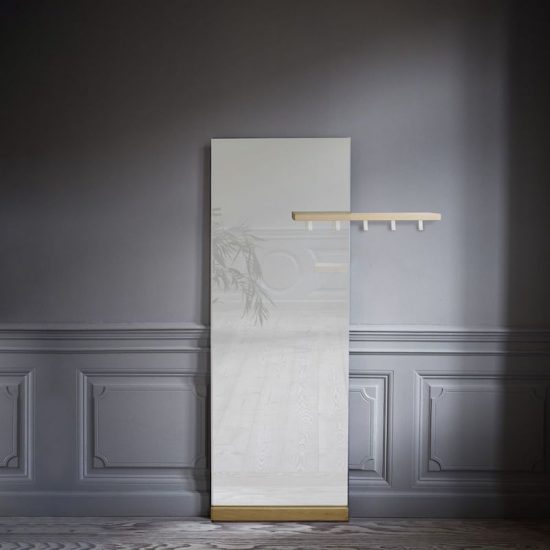 Miroir à poser 'Shift' avec porte-manteau en chêne blanchi (183 x 95 cm), Bolia, 369€