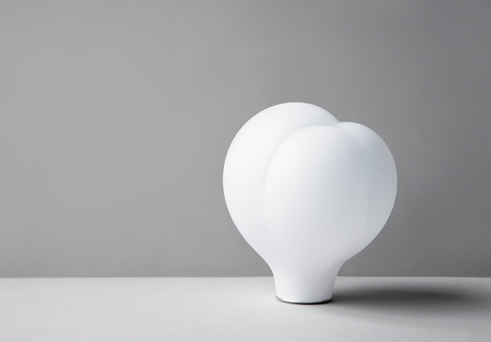 Lampe à poser en verre opaque "Pilvi".