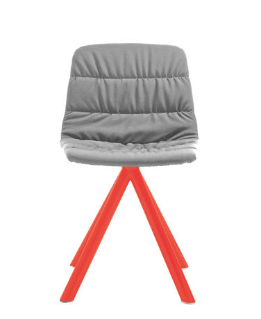 Chaise pivotante "Maarten" avec pieds orange fluo, en acier laqué, bois contreplaqué et tissu, Viccarbe chez Made in design. 682 euros.