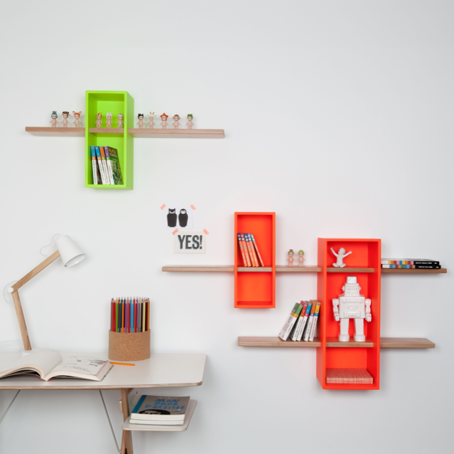Etagères "Max" en orange fluo (2 caissons et 2 étagères) en hêtre massif et MDF, Compagnie chez Made in design. 435 euros.