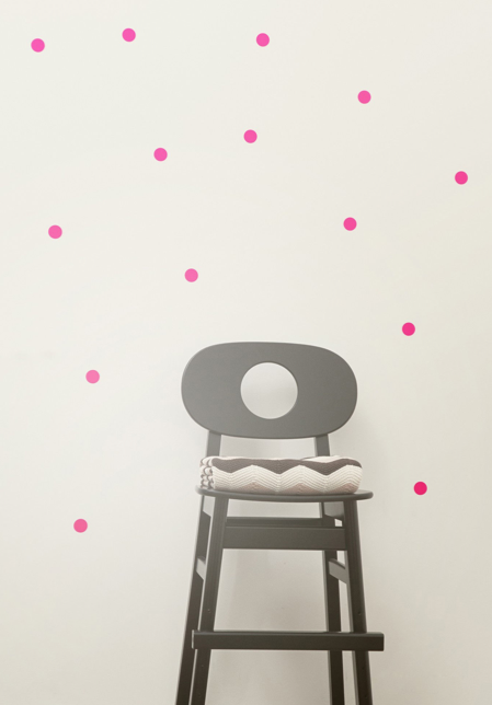 Stickers "Mini Dots" rose fluo en vinyle, Ferm Living. 17,50 euros/set de 54 pois.