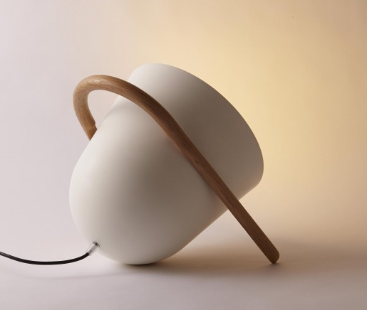 Lampe de sol "Elma" en bois et alu peint blanc, Incipit Lab chez Fleux. 320 euros.