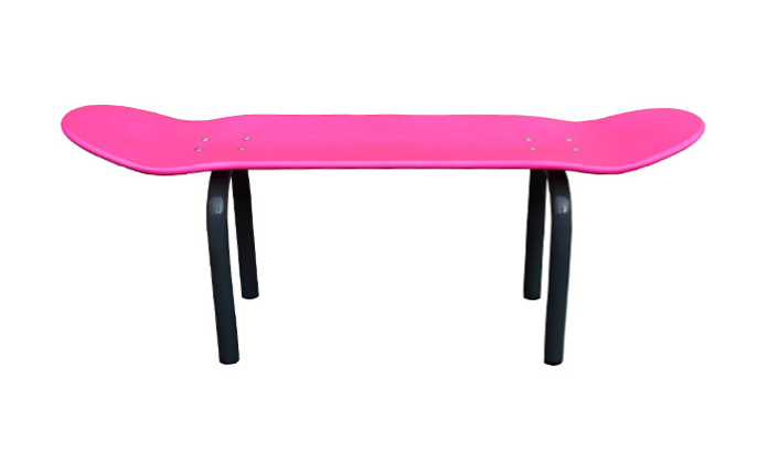 Banc "Skate board" rose fluo en érable et acier (80 x 22 x 31 cm), Leçons de Choses. 199 euros.