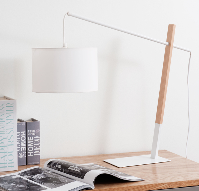 Lampe "Midtown" en bois et métal peint blanc (H.: 46 cm), Maisons du monde. 54,99 euros.