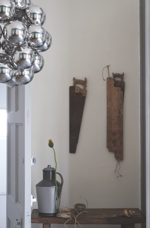 Murs: Shadow White n°282 - Boiseries: Manor House Gray n°265