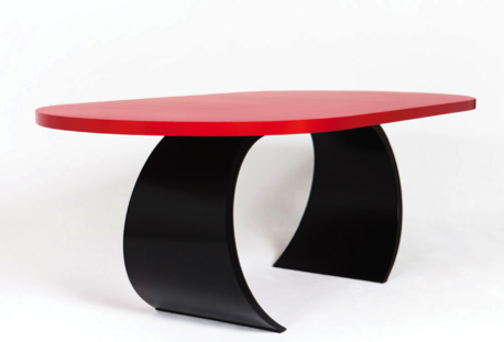 Table "Arco" en acier et aluminium.