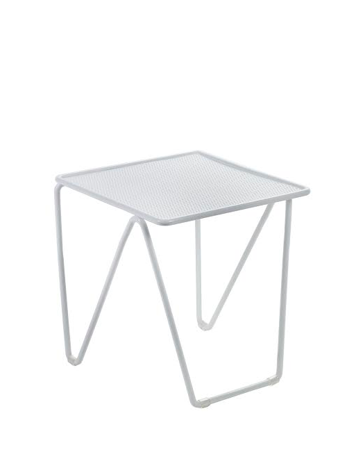 "Nesting", table basse en métal (30 x 28 cm), Serax. 112 euros.
