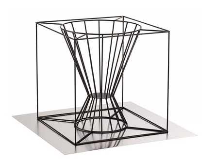 "Boo", braséro et photophore en métal peint (diam.: 50 cm; h.: 50 cm), Skargaarden chez Made in design. 270 euros.