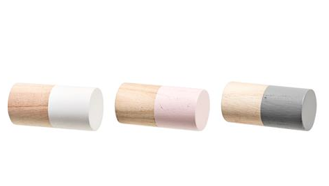 Boutons de portes en bois peint (l.: 8 cm), Bloomingville. 15 euros.
