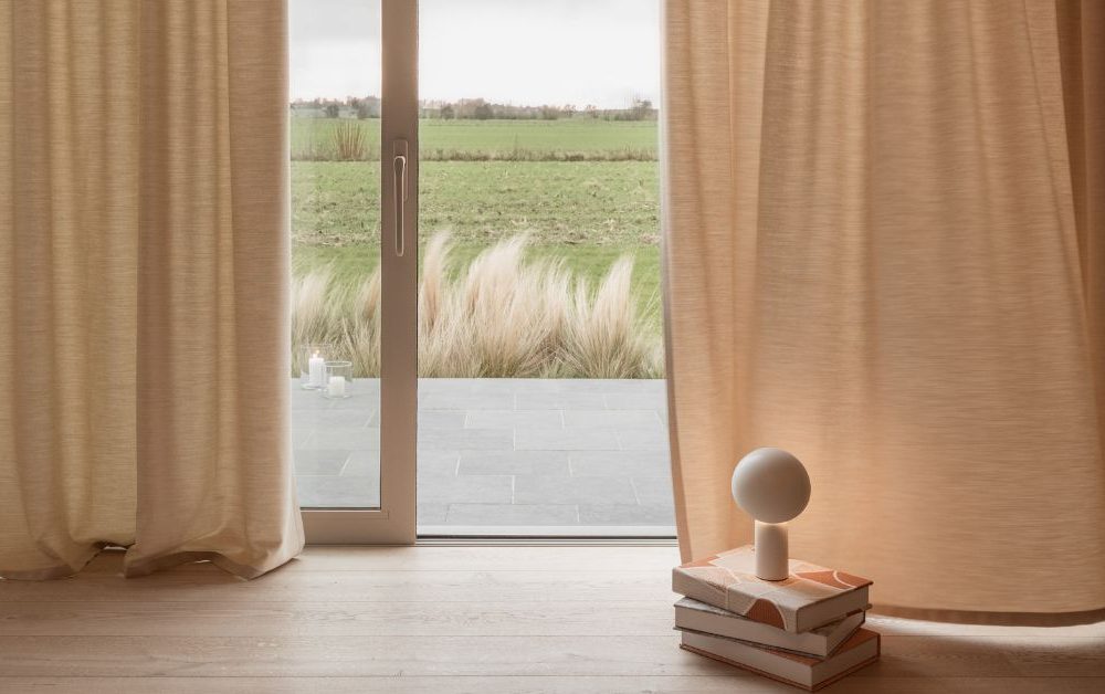 Sunbrella® Window Fabrics propose des voilages qui cadrent la lumière sans jamais lui faire de l’ombre.