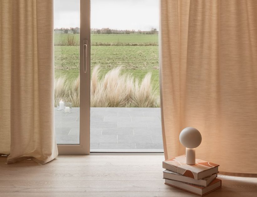 Sunbrella® Window Fabrics propose des voilages qui cadrent la lumière sans jamais lui faire de l’ombre.