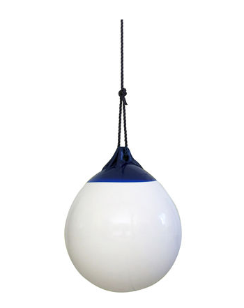 "Ball", balançoire en polyester et PVC (diam.: 40 cm), Fab design chez Made in design. 129 euros.