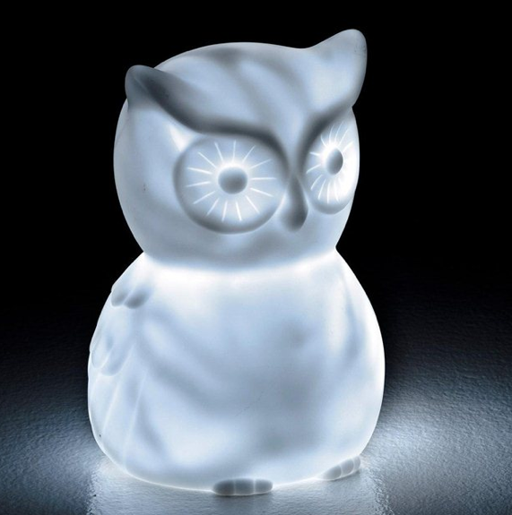 "Ulula", veilleuse en plastique (H.: 23,5 cm), AM.PM. chez La Redoute. 54,95 euros.