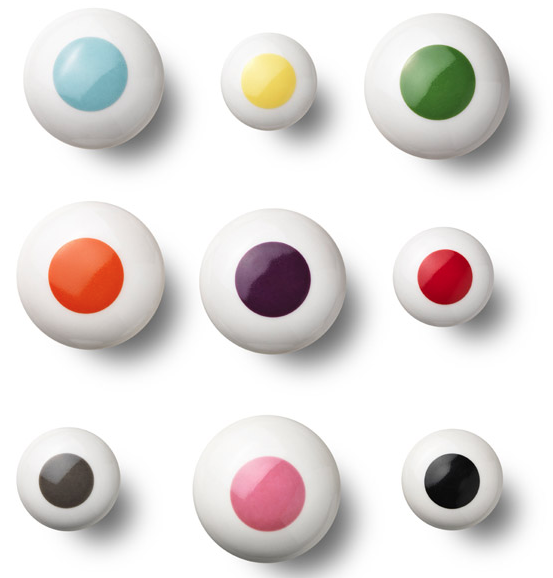 Boutons/patères en porcelaine peinte (diam.: 3 et 4,5 cm), Anne Black chez Sit on design. Apd 10 euros.
