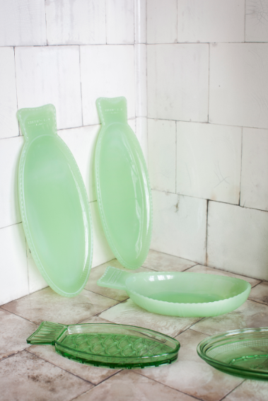 Service "Fish & Fish" de Paola Navone pour Serax. Sur plan de travail: plat transparent en verre pressé, 14,50 euros; assiette creuse (Jadite), 28,70 euros; au mur: plat (L.: 35 cm), 35,90 euros.