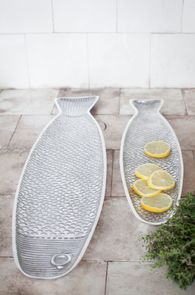 Service "Fish & Fish" en aluminium, Paola Navone pour Serax. 91 euros (L.: 45 cm) et 118 euros (L.: 58 cm).