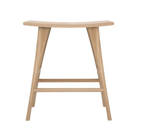 Tabouret en chêne, Home autour du monde. 199 euros. Infos: 02/503 55 92.