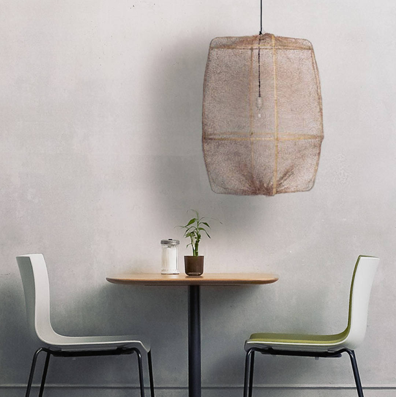 "Ona", suspension en bambou et sisal (H.: 105 cm), Ay Illuminate. 518 euros.