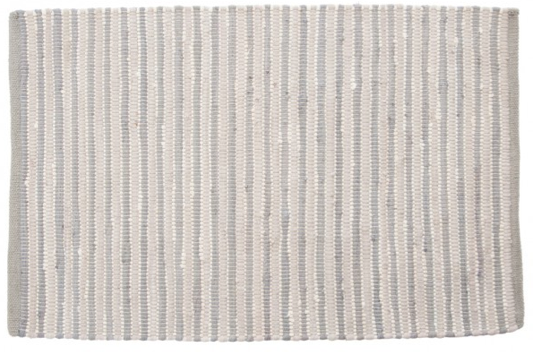 Tapis de la collection "The lavender garden" (60 x 90 cm) en coton, J-Line. 21,90 euros.