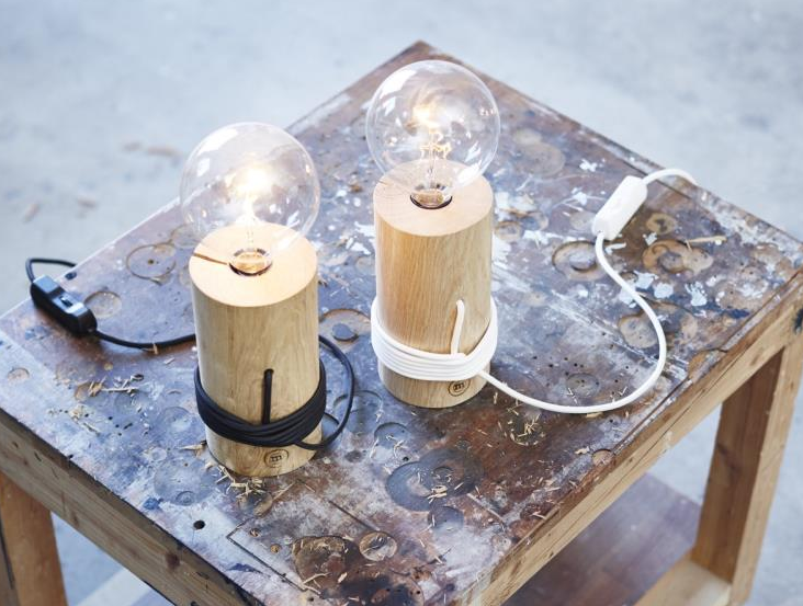 Lampe "The Oak Men" en chêne massif (H.: 37 cm), chez Sit on design. 162 euros.