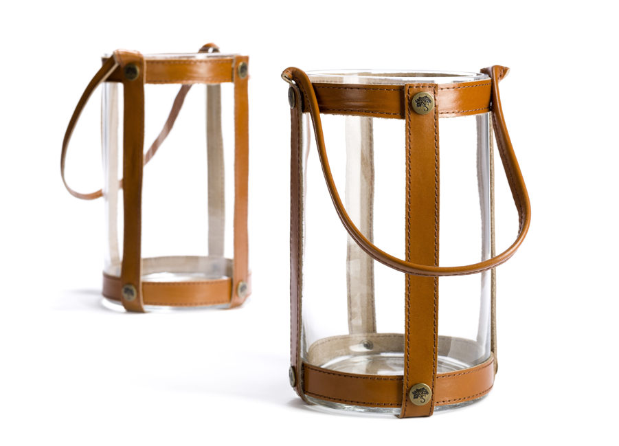 "Marstrand", lanterne en verre et lanières en cuir (H.: 25 cm), Skargaarden chez Made in design. 186 euros.