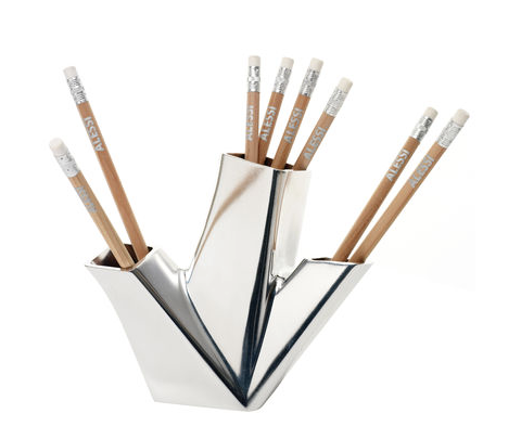 "Trina", pot à crayon en aluminium, Alessi. 49 euros.