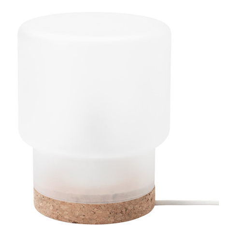 "Sinnerlig", lampe à poser en verre givré et liège (H.: 22 cm), Ikea. 29,99 euros.