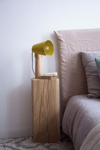 "Siter", lampe à poser en bois et acier (H.: 38 cm), Enostudio. 89 euros.