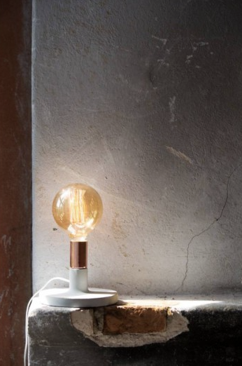 "Linda", lampe à poser en béton et laiton doré, Fleux. 69,90 euros.