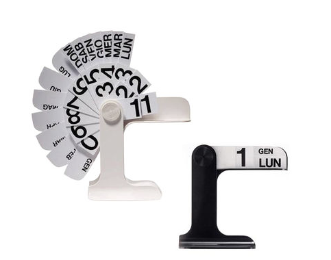 "Tiroir", calendrier perpétuel en ABS (H.: 16 cm), Danese chez Made in design. 126 euros.