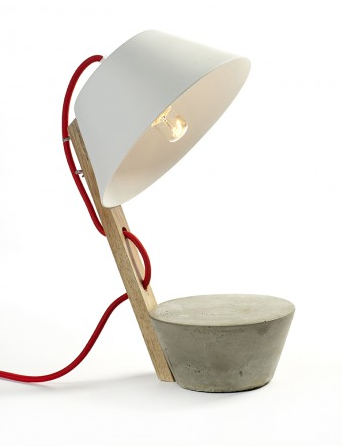 Lampe en béton, bois et métal (H.: 34 cm), Catherine Lovatt pour Serax. 79,90 euros.