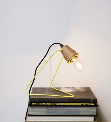 "Wattman", lampe à poser en chêne massif et métal laqué (H.: 18 cm), Universo Positivo. 75 euros.