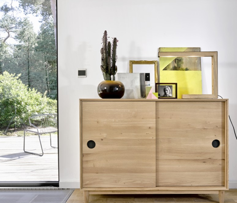 "Walrus", commode en chêne et métal (120 x 40 x 86 cm), Universo Positivo. 990 euros.