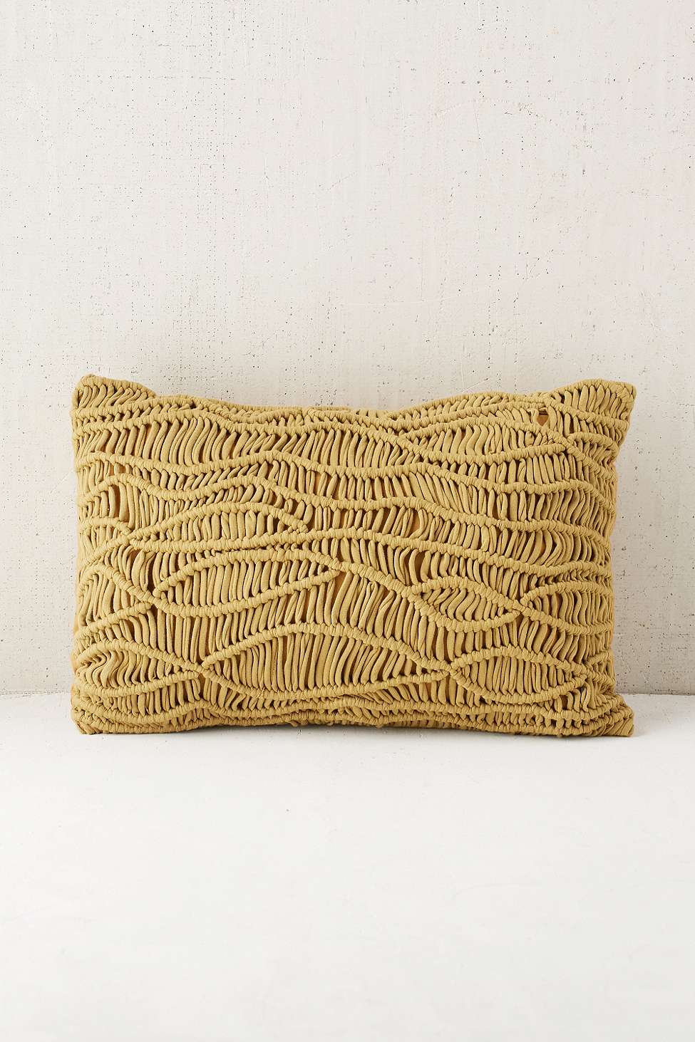 "Siennes", traversin en macramé coton (30 x 45 cm), Urban Outfitters. 45 euros.
