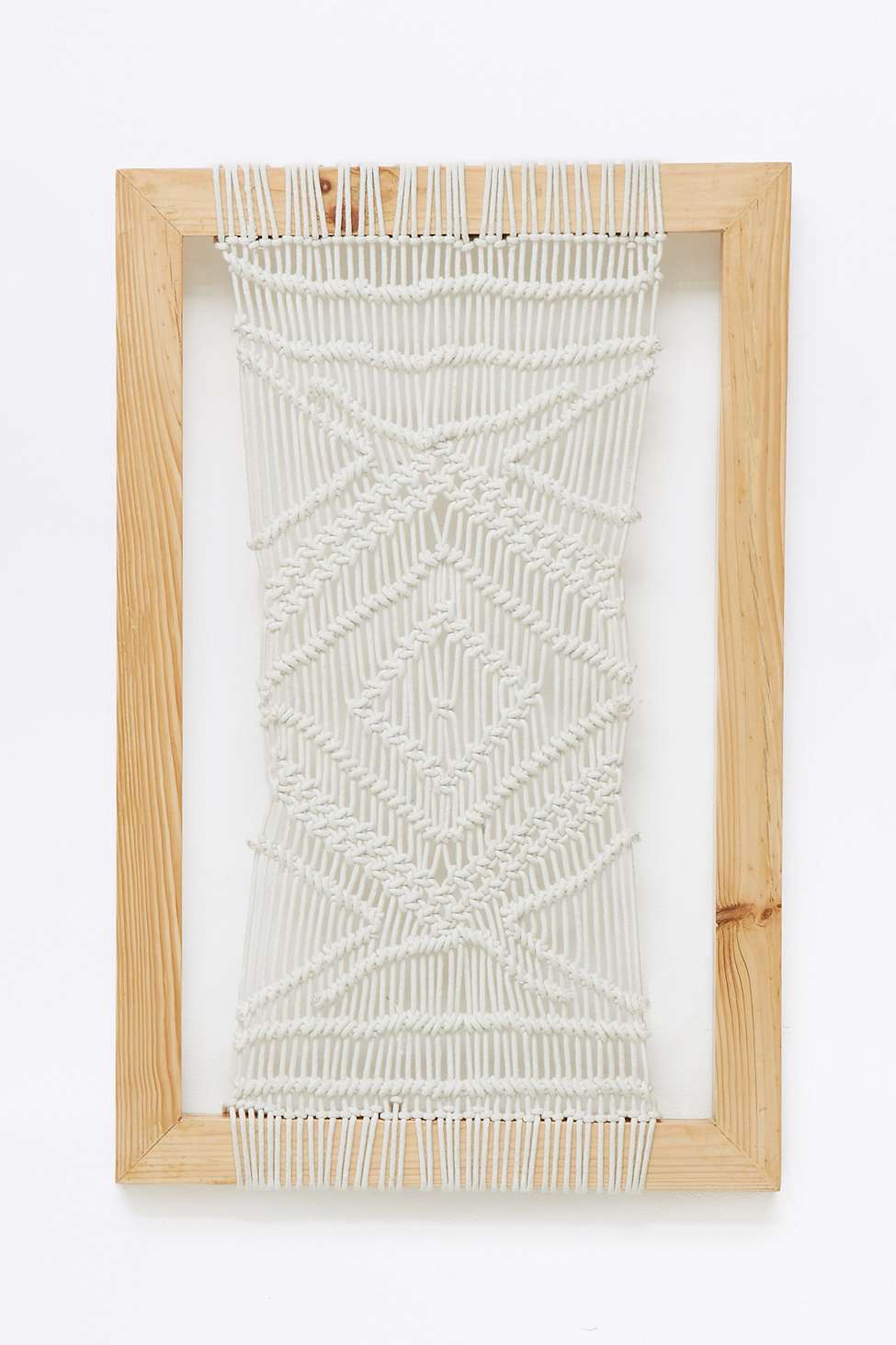 "Yelena", cadre en macramé coton, Urban Outfitters. 70 euros.