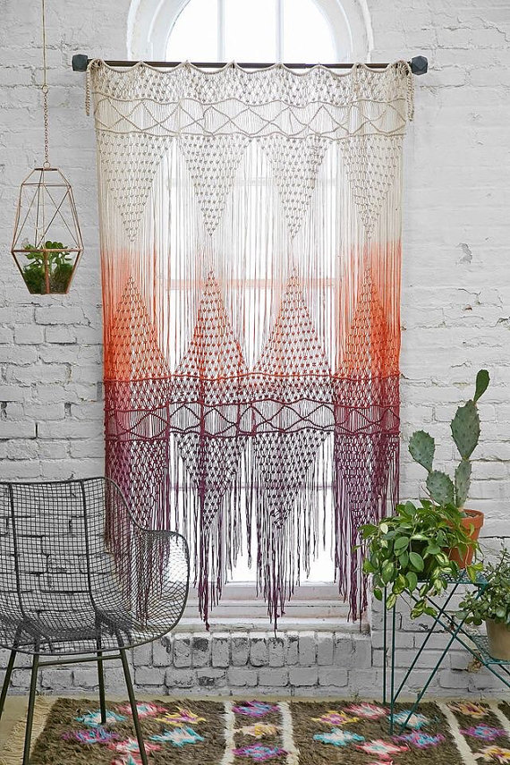 Rideau en macramé fait main (80 x 200 cm), KarmaStyled chez Etsy. Apd 59,19 euros.