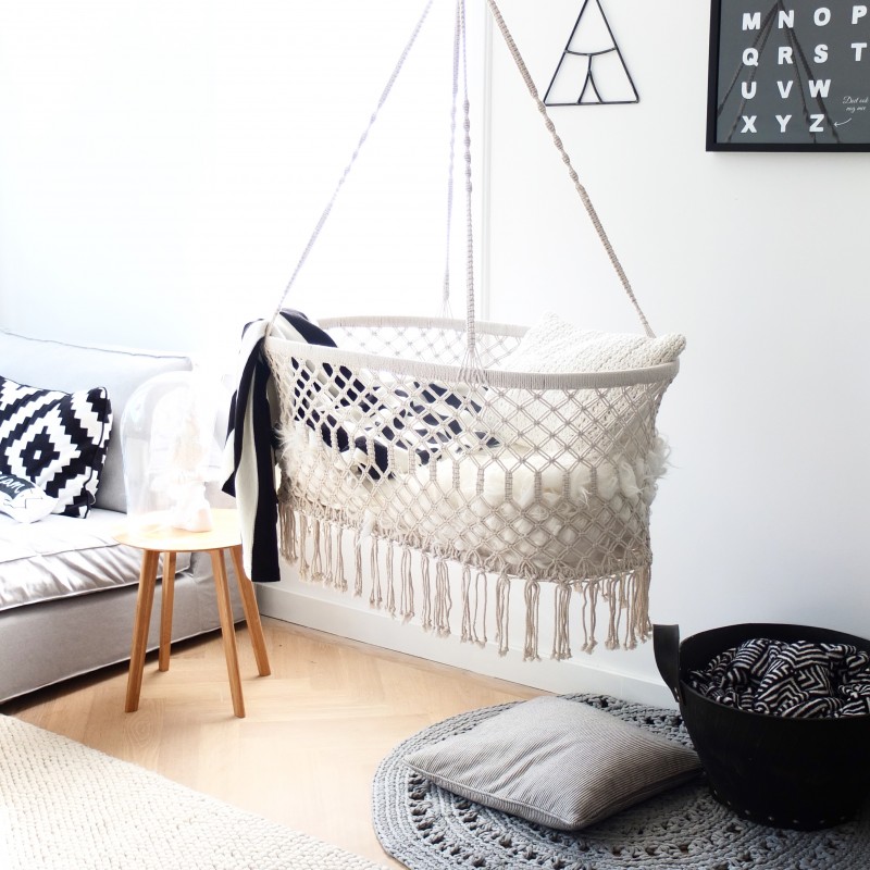 Berceau suspendu macramé en coton et bambou (89 x 57 x 57 x 150 cm), Rock that Label chez Léo le pirate. 169 euros.