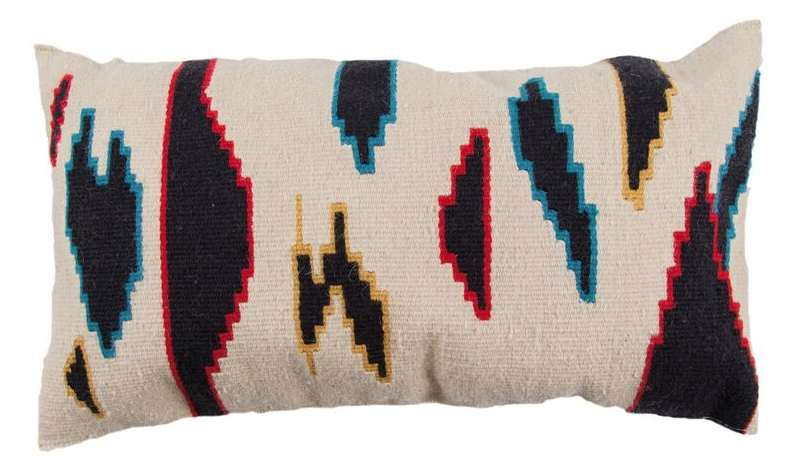 Coussin tissé en laine de la collection "Tribal" (65 x 35 cm), Home autour du monde. 110 euros. Infos: 02/503 55 92.