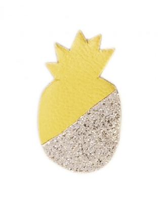 Pins en cuir et laiton, Clémence Cabane chez Fleux. 25 euros.
