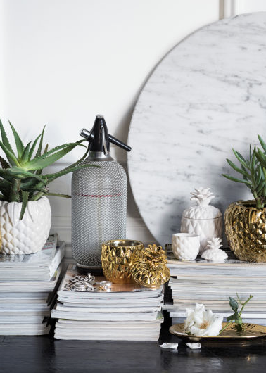 Bougie dans pots en porcelaine blanche et dorée, H&M Home. 5,99 euros/pc.