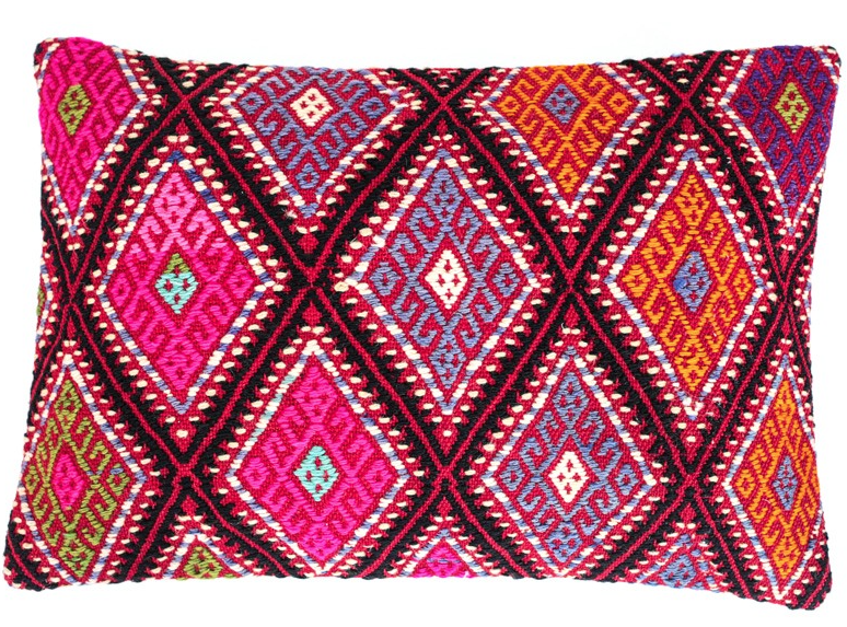 Coussin kilim réalisé main en Turquie en coton et laine (50 x 35 cm), Cabane Indigo. 49 euros.