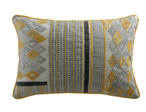 "Yamane", housse de coussin en coton (60 x 40 cm), Maisons du monde. 29,99 euros.