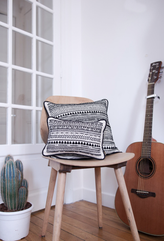 "Little Nomad", coussin brodé main par des artisans indiens en coton biologique, Tomorrows with heart. Apd 50 euros.