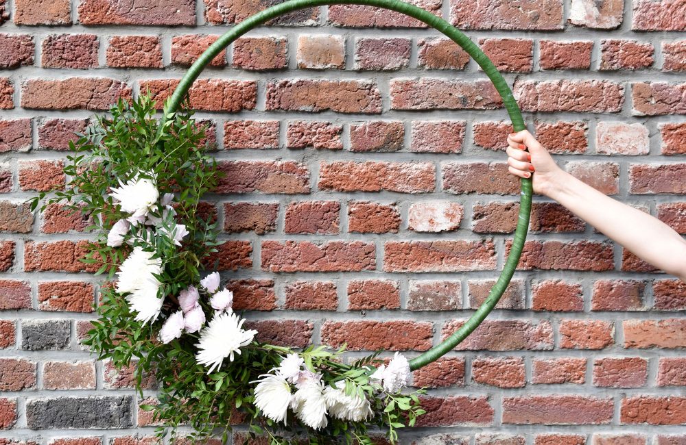 DIY: un backdrop fleuri pour égayer votre mur