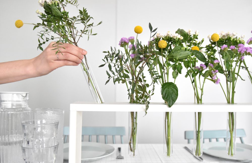 DIY : un centre de table fleuri