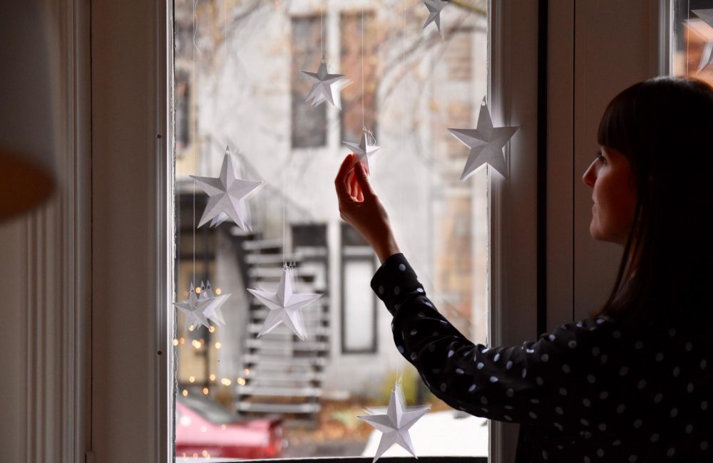 DIY: une fenêtre d’étoiles en papier pour Noël