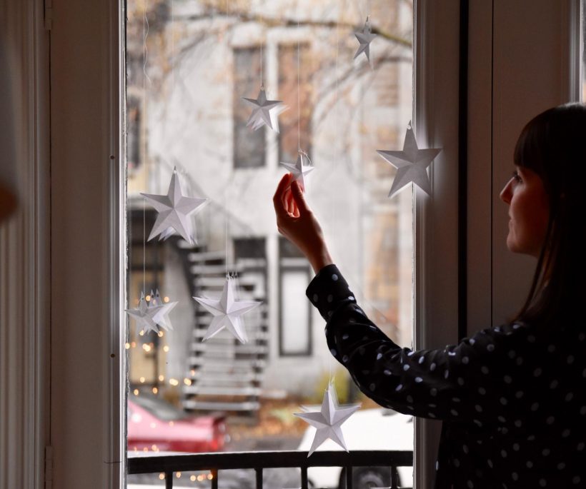 DIY: une fenêtre d’étoiles en papier pour Noël