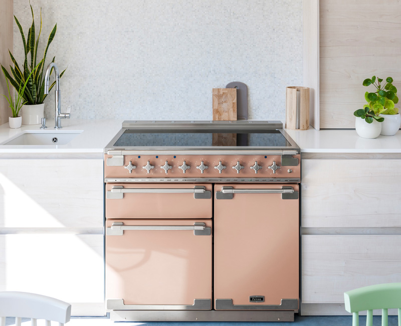 Piano de cuisson "Elise" (L 1°°cm), nouveau coloris Dusty peach, induction, Falcon chez Cook Up, 5 594€