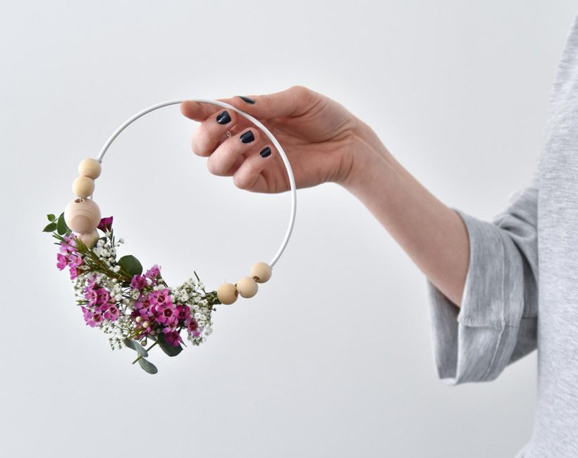 DIY : une jolie couronne fleurie pour aménager votre intérieur